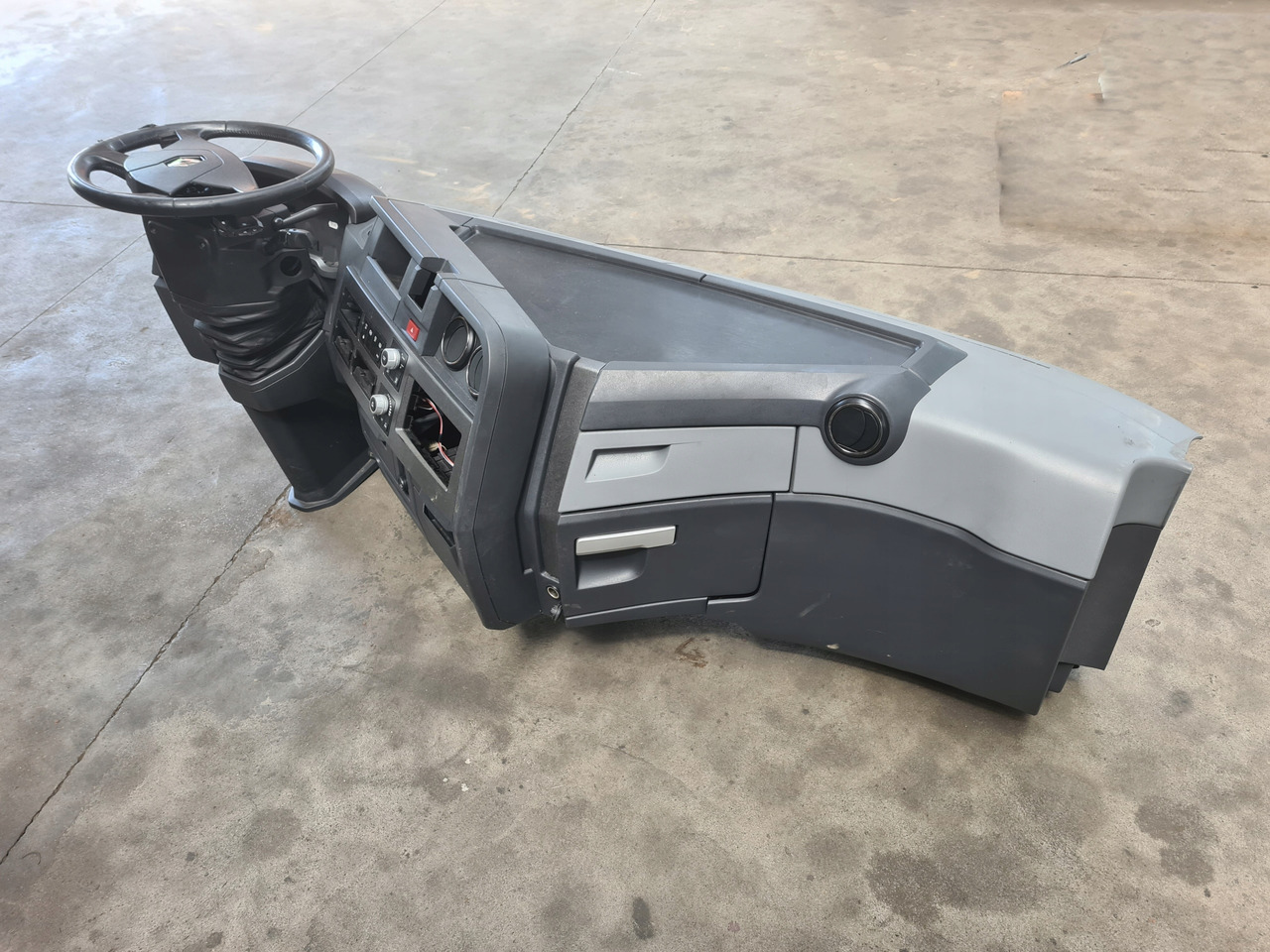 RENAULT KONSOLA KOMPLETNA KOKPIT DESKA ROZDZIELCZA PRZEKŁADKA ANGLIKA RENAULT GAMA T RANGE - Armaturna plošča za Tovornjak: slika 2 RENAULT KONSOLA KOMPLETNA KOKPIT DESKA ROZDZIELCZA PRZEKŁADKA ANGLIKA RENAULT GAMA T RANGE - Armaturna plošča za Tovornjak: slika 2