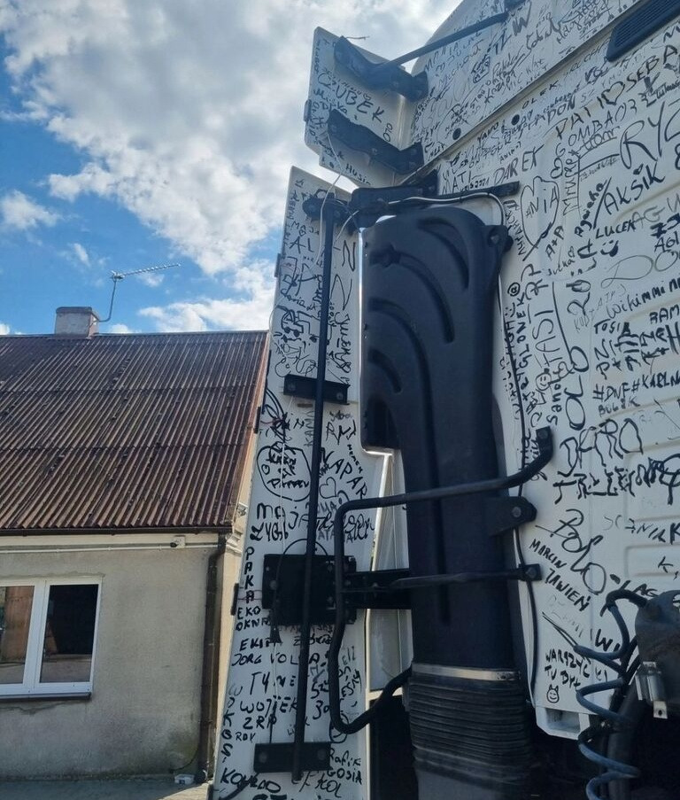 Renault Y OWIEWKI STELAŻ KABINY GAMA T RANGE HIGH Renault Gama - Aerodinamika/ Spojler za Tovornjak: slika 4 Renault Y OWIEWKI STELAŻ KABINY GAMA T RANGE HIGH Renault Gama - Aerodinamika/ Spojler za Tovornjak: slika 4