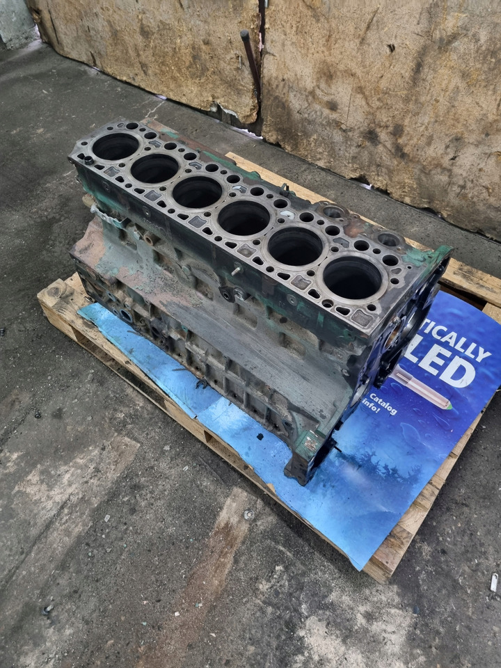 VOLVO BLOK SILNIKA GOŁY SŁUPEK VOLVO FL FE RENAULT PREMIUM MIDLUM DXI 7 D7F - Blok cilindra za Tovornjak: slika 2 VOLVO BLOK SILNIKA GOŁY SŁUPEK VOLVO FL FE RENAULT PREMIUM MIDLUM DXI 7 D7F - Blok cilindra za Tovornjak: slika 2