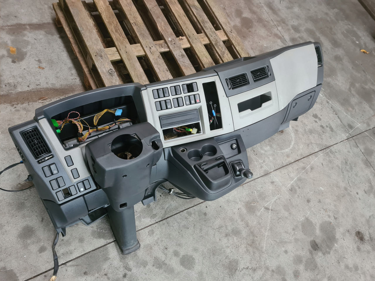 VOLVO KONSOLA DESKA ROZDZIELCZA PRZEKŁADKA ANGLIKA VOLVO FL EURO 5 - Armaturna plošča za Tovornjak: slika 2 VOLVO KONSOLA DESKA ROZDZIELCZA PRZEKŁADKA ANGLIKA VOLVO FL EURO 5 - Armaturna plošča za Tovornjak: slika 2