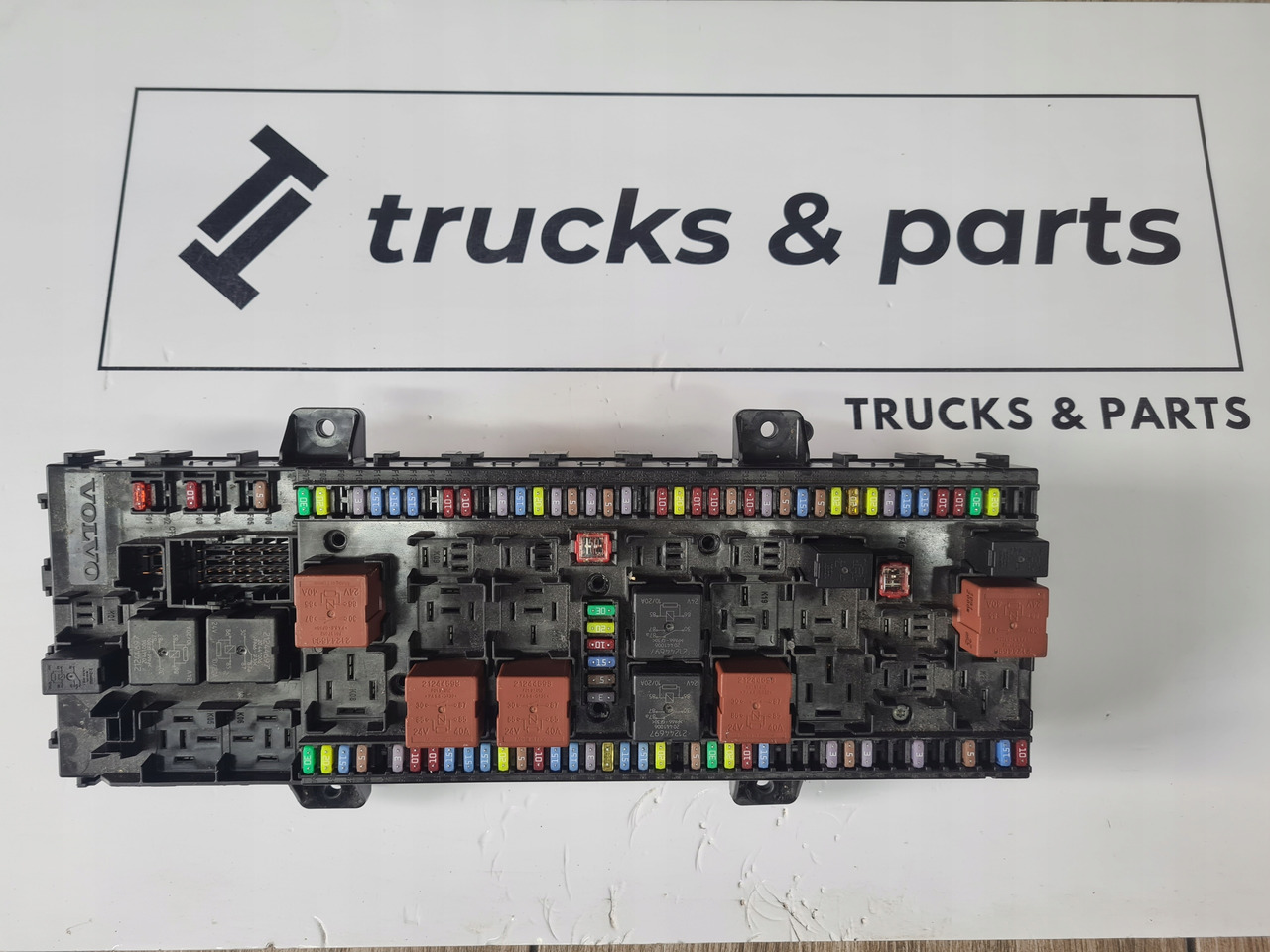 VOLVO TABLICA PŁYTA SKRZYNKA BEZPIECZNIKÓW VOLVO FH 5 FM 5 FMX 23050388 - Varovalka za Tovornjak: slika 1 VOLVO TABLICA PŁYTA SKRZYNKA BEZPIECZNIKÓW VOLVO FH 5 FM 5 FMX 23050388 - Varovalka za Tovornjak: slika 1