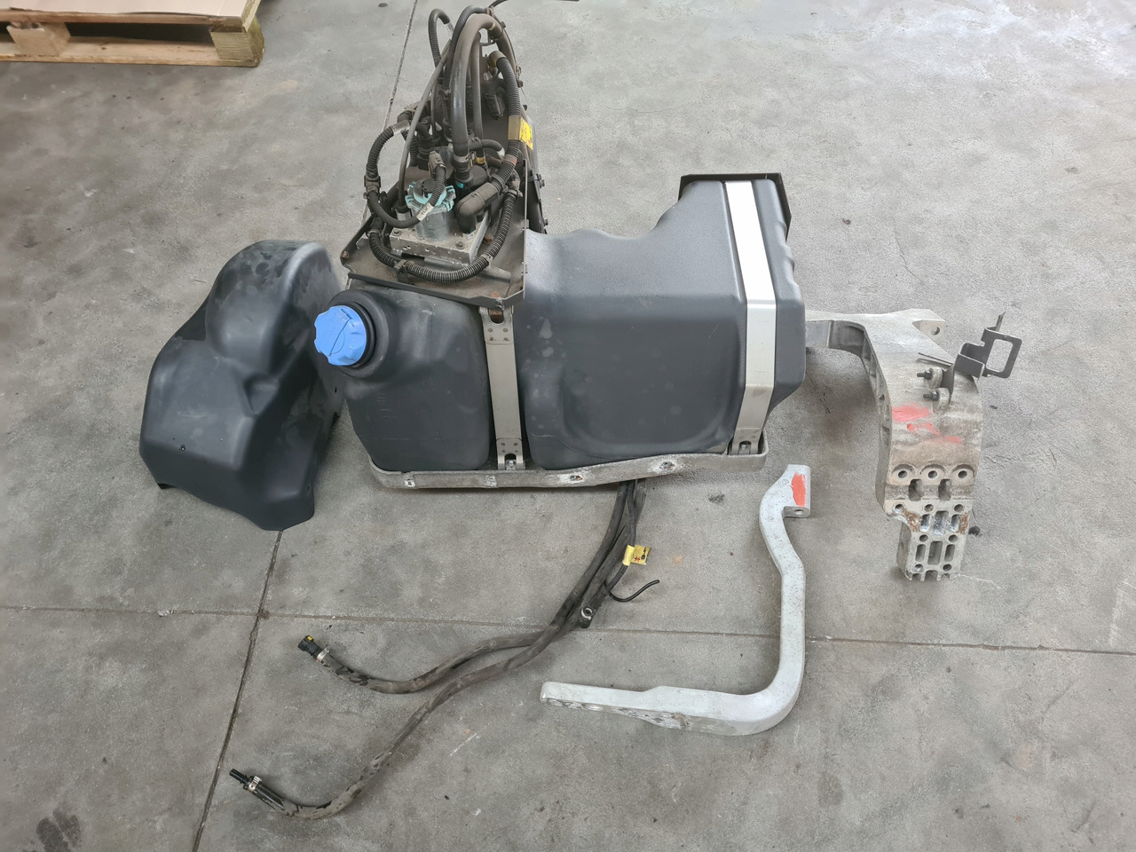 VOLVO ZBIORNIK POMPA WIĄZKA ADBLUE KOMPLET RENAULT GAMA T VOLVO FH 4 FM 4 - AdBlue rezervoar: slika 2 VOLVO ZBIORNIK POMPA WIĄZKA ADBLUE KOMPLET RENAULT GAMA T VOLVO FH 4 FM 4 - AdBlue rezervoar: slika 2