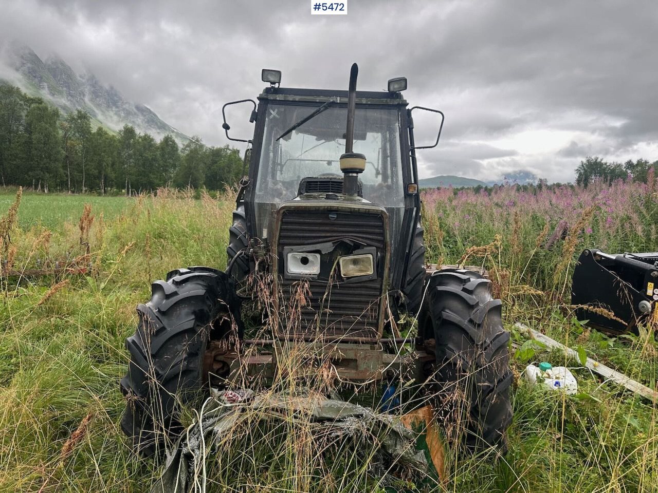 1988 Massey-Ferguson 375 tractor w/ front loader, earthmoving bucket and snow bucket. - Traktor: slika 2 1988 Massey-Ferguson 375 tractor w/ front loader, earthmoving bucket and snow bucket. - Traktor: slika 2