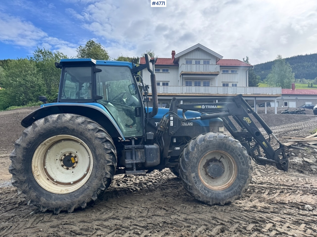 2000 New Holland TM135 4x4 w/ Front loader - Traktor: slika 1 2000 New Holland TM135 4x4 w/ Front loader - Traktor: slika 1