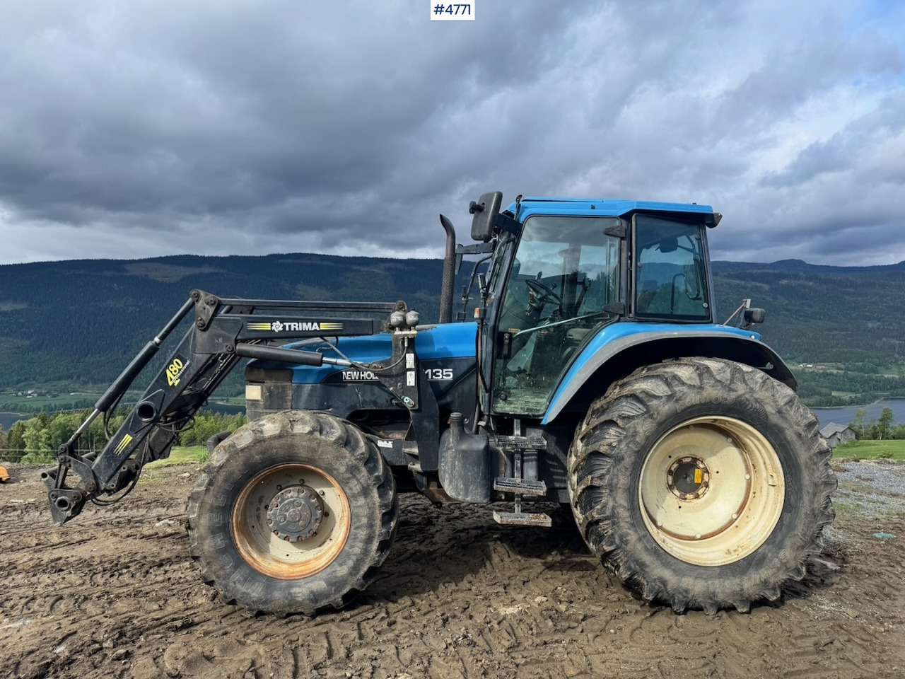2000 New Holland TM135 4x4 w/ Front loader - Traktor: slika 2 2000 New Holland TM135 4x4 w/ Front loader - Traktor: slika 2