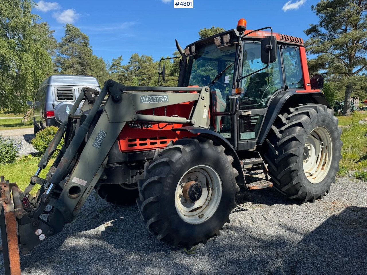 2002 Valtra 6300 4x4 w/ front loader - Traktor: slika 1 2002 Valtra 6300 4x4 w/ front loader - Traktor: slika 1