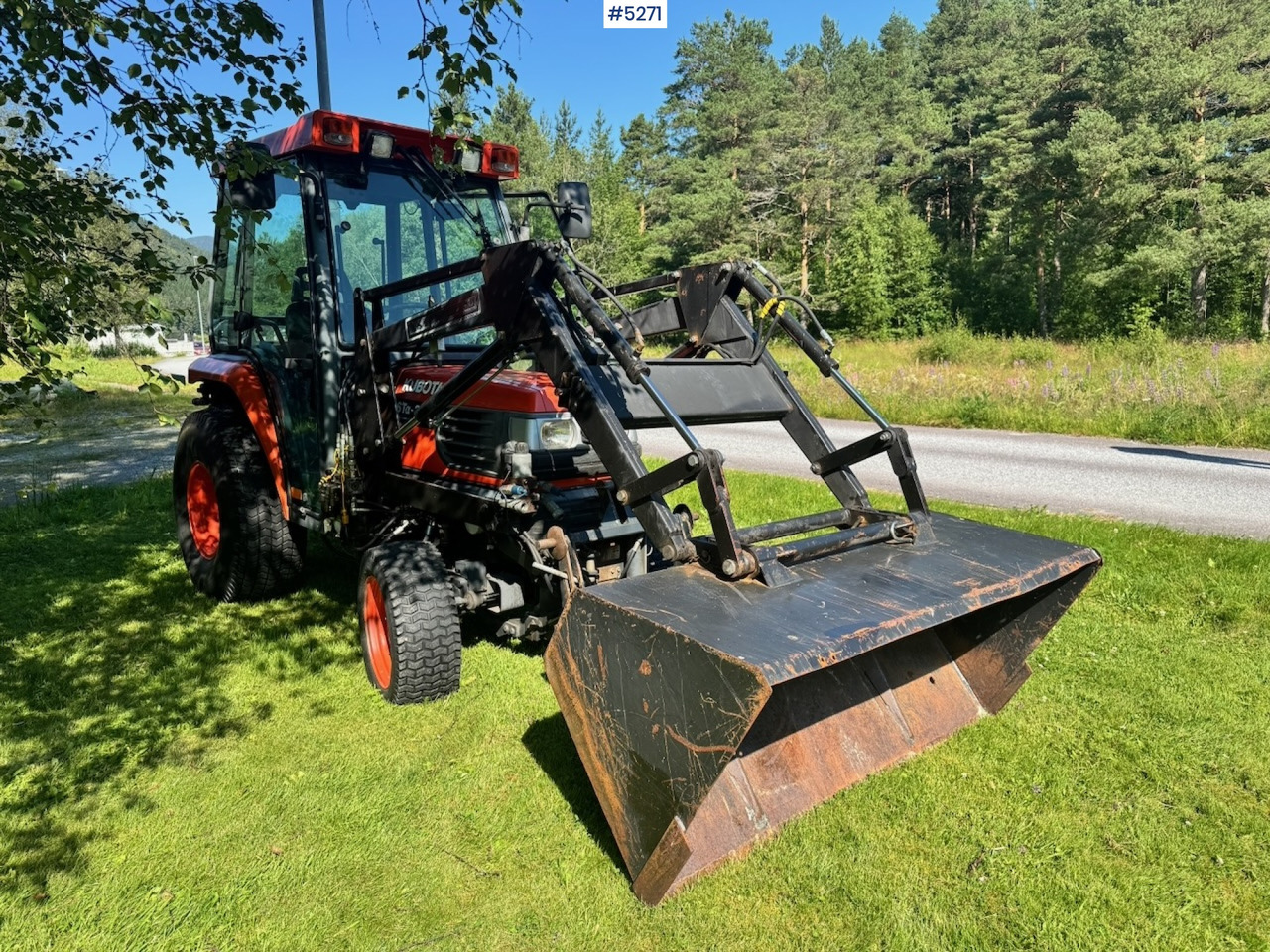 2004 Kubota STA-35 Tractor w/ Bucket. 2100 hours! - Traktor: slika 3 2004 Kubota STA-35 Tractor w/ Bucket. 2100 hours! - Traktor: slika 3