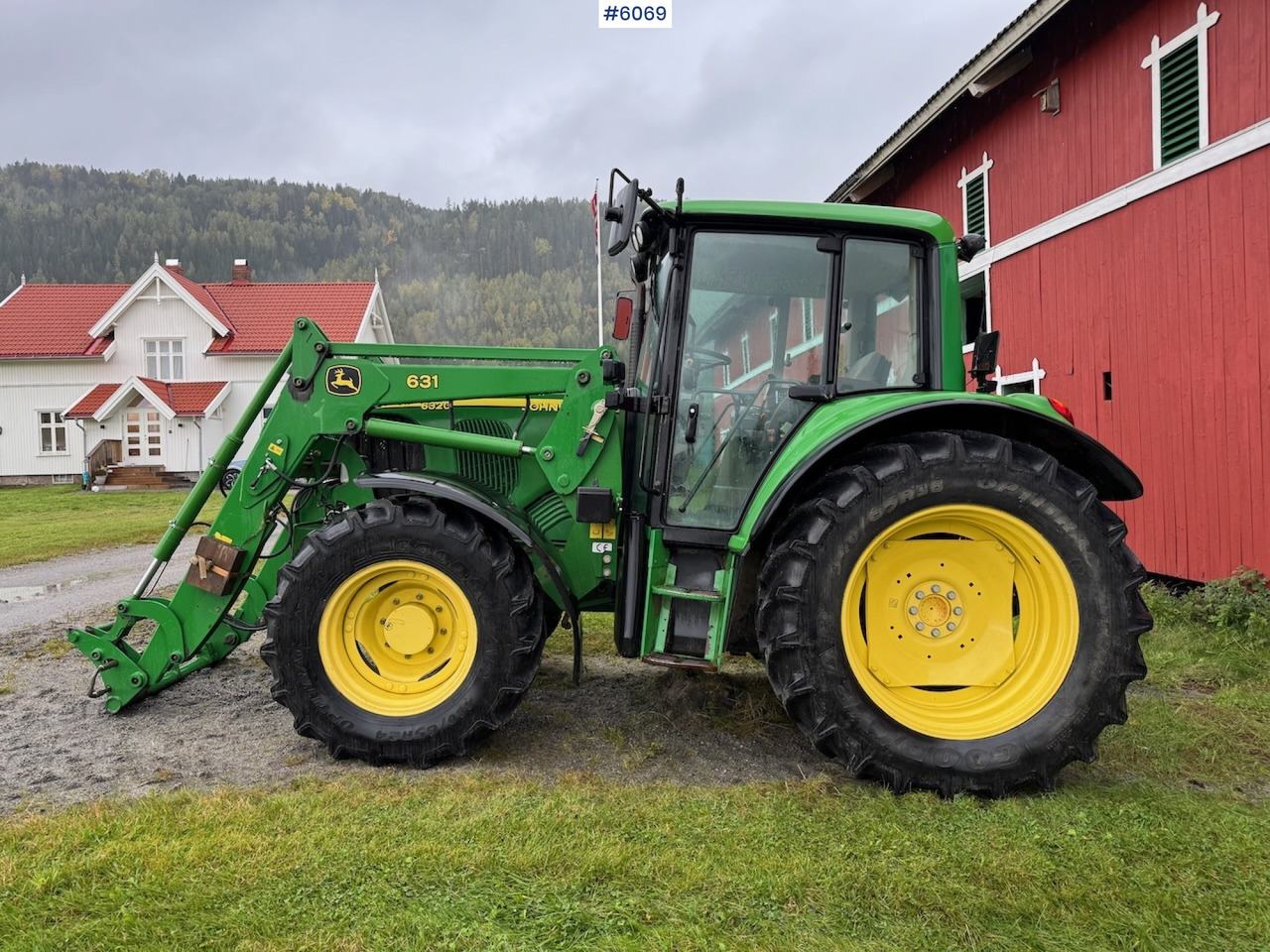 2006 John Deere 6320 w/ front loader, bucket, grapple, pallet fork and chains. Low hours!! - Traktor: slika 1 2006 John Deere 6320 w/ front loader, bucket, grapple, pallet fork and chains. Low hours!! - Traktor: slika 1