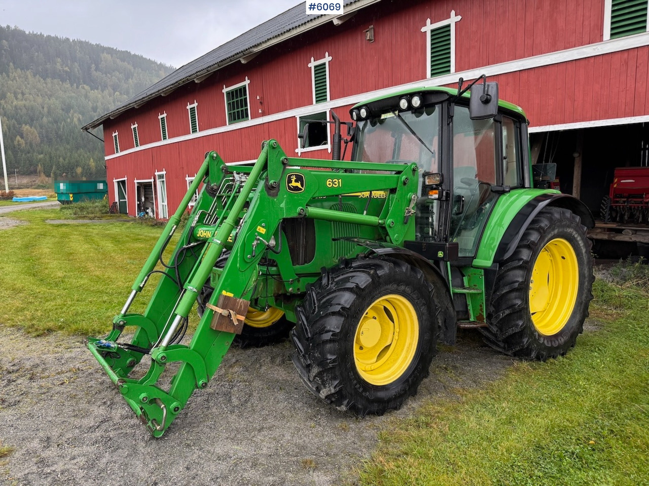 2006 John Deere 6320 w/ front loader, bucket, grapple, pallet fork and chains. Low hours!! - Traktor: slika 4 2006 John Deere 6320 w/ front loader, bucket, grapple, pallet fork and chains. Low hours!! - Traktor: slika 4