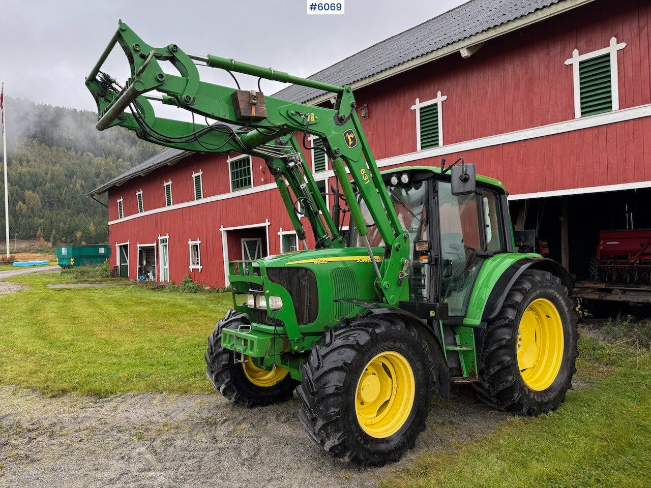 2006 John Deere 6320 w/ front loader, bucket, grapple, pallet fork and chains. Low hours!! - Traktor: slika 3 2006 John Deere 6320 w/ front loader, bucket, grapple, pallet fork and chains. Low hours!! - Traktor: slika 3