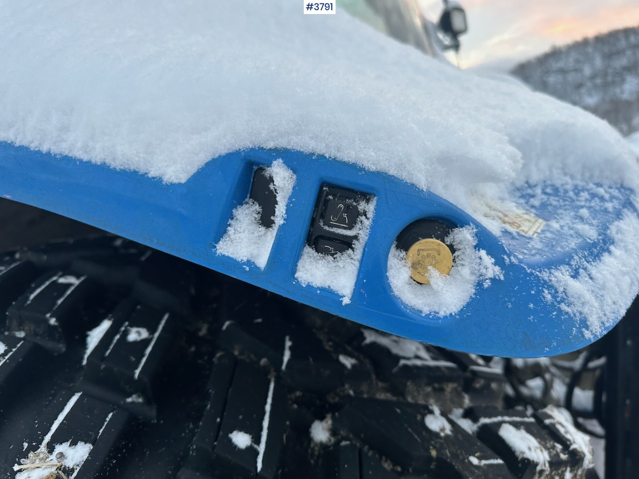 Traktor 2010 New Holland T6040 4x4 plow rigged tractor w/ Trima +3.0p front loader, brand new chains, snow bucket and Westbjørn snow blower. WATCH VIDEO.: slika 17 Traktor 2010 New Holland T6040 4x4 plow rigged tractor w/ Trima +3.0p front loader, brand new chains, snow bucket and Westbjørn snow blower. WATCH VIDEO.: slika 17