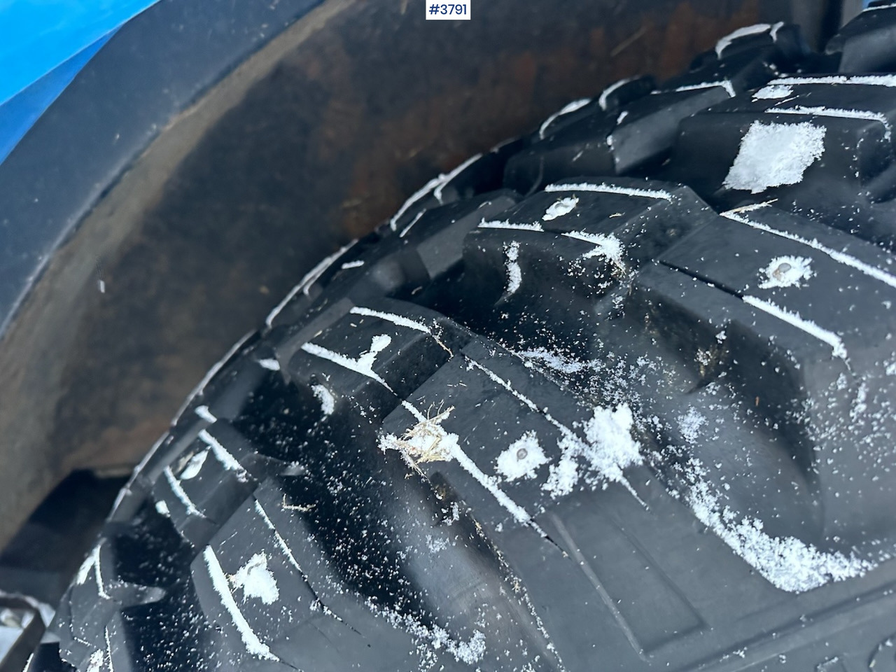 Traktor 2010 New Holland T6040 4x4 plow rigged tractor w/ Trima +3.0p front loader, brand new chains, snow bucket and Westbjørn snow blower. WATCH VIDEO.: slika 11 Traktor 2010 New Holland T6040 4x4 plow rigged tractor w/ Trima +3.0p front loader, brand new chains, snow bucket and Westbjørn snow blower. WATCH VIDEO.: slika 11