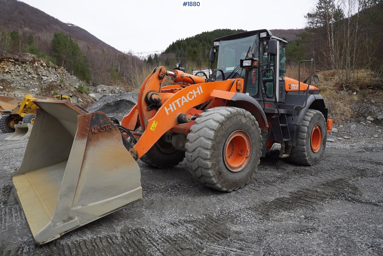 2012 Hitachi ZW220 - Kolesni nakladalec: slika 2 2012 Hitachi ZW220 - Kolesni nakladalec: slika 2