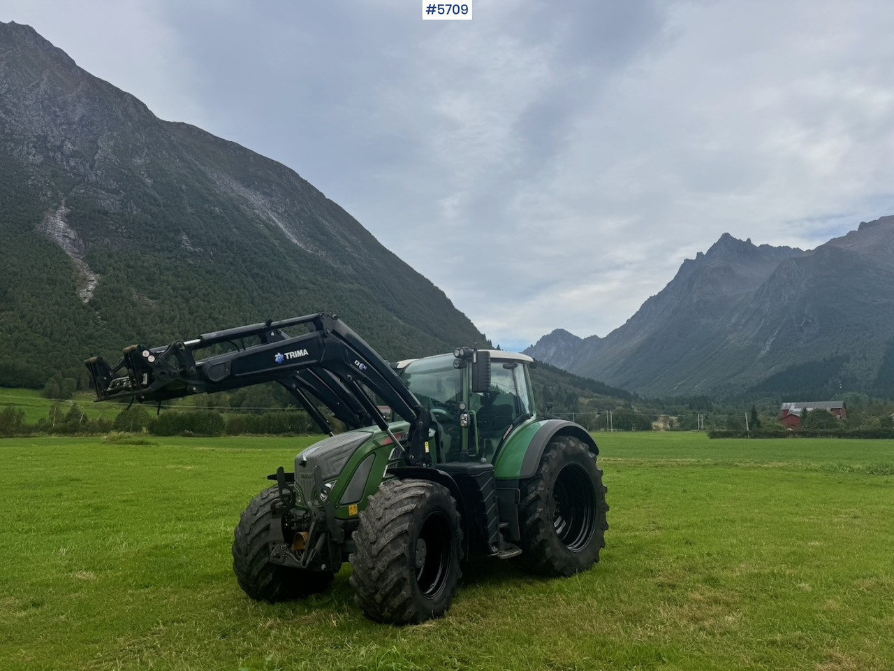 2017 Fendt 724 Vario w/ GPS, Front PTO, Loader and hydraulics. - Traktor: slika 1 2017 Fendt 724 Vario w/ GPS, Front PTO, Loader and hydraulics. - Traktor: slika 1