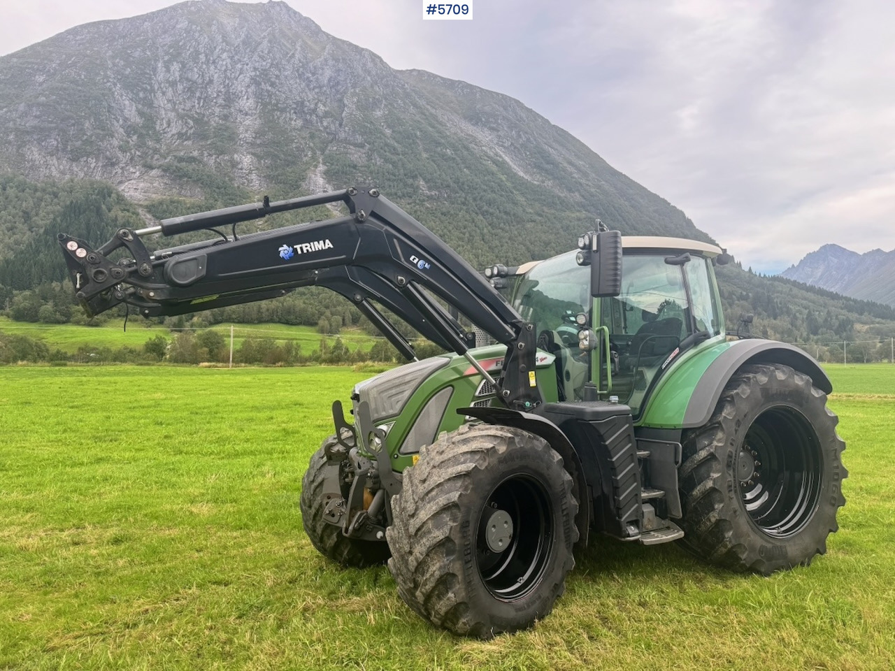 2017 Fendt 724 Vario w/ GPS, Front PTO, Loader and hydraulics. - Traktor: slika 3 2017 Fendt 724 Vario w/ GPS, Front PTO, Loader and hydraulics. - Traktor: slika 3