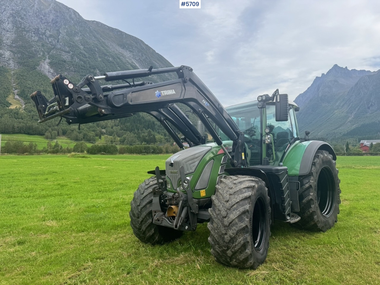 2017 Fendt 724 Vario w/ GPS, Front PTO, Loader and hydraulics. - Traktor: slika 2 2017 Fendt 724 Vario w/ GPS, Front PTO, Loader and hydraulics. - Traktor: slika 2