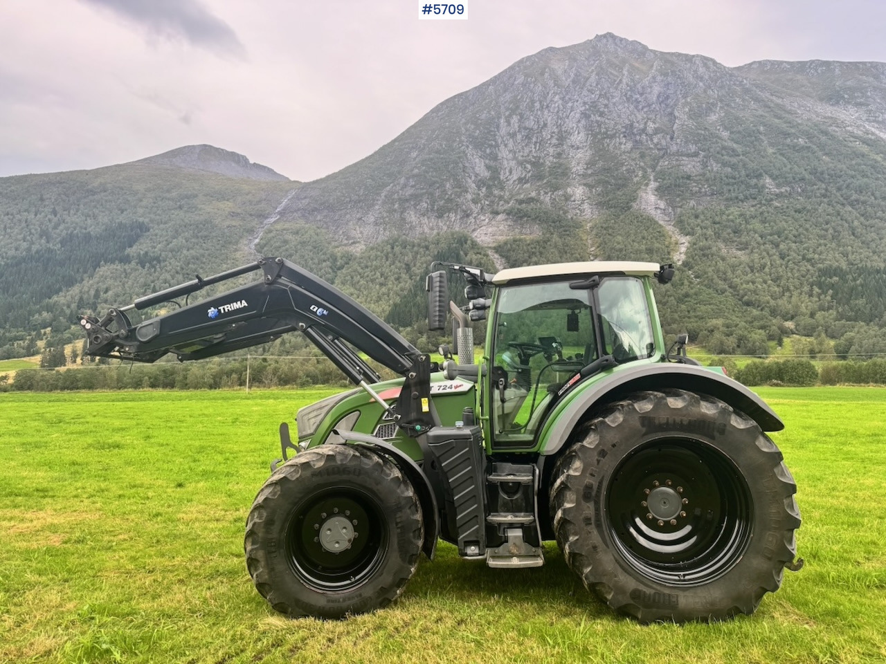 2017 Fendt 724 Vario w/ GPS, Front PTO, Loader and hydraulics. - Traktor: slika 4 2017 Fendt 724 Vario w/ GPS, Front PTO, Loader and hydraulics. - Traktor: slika 4
