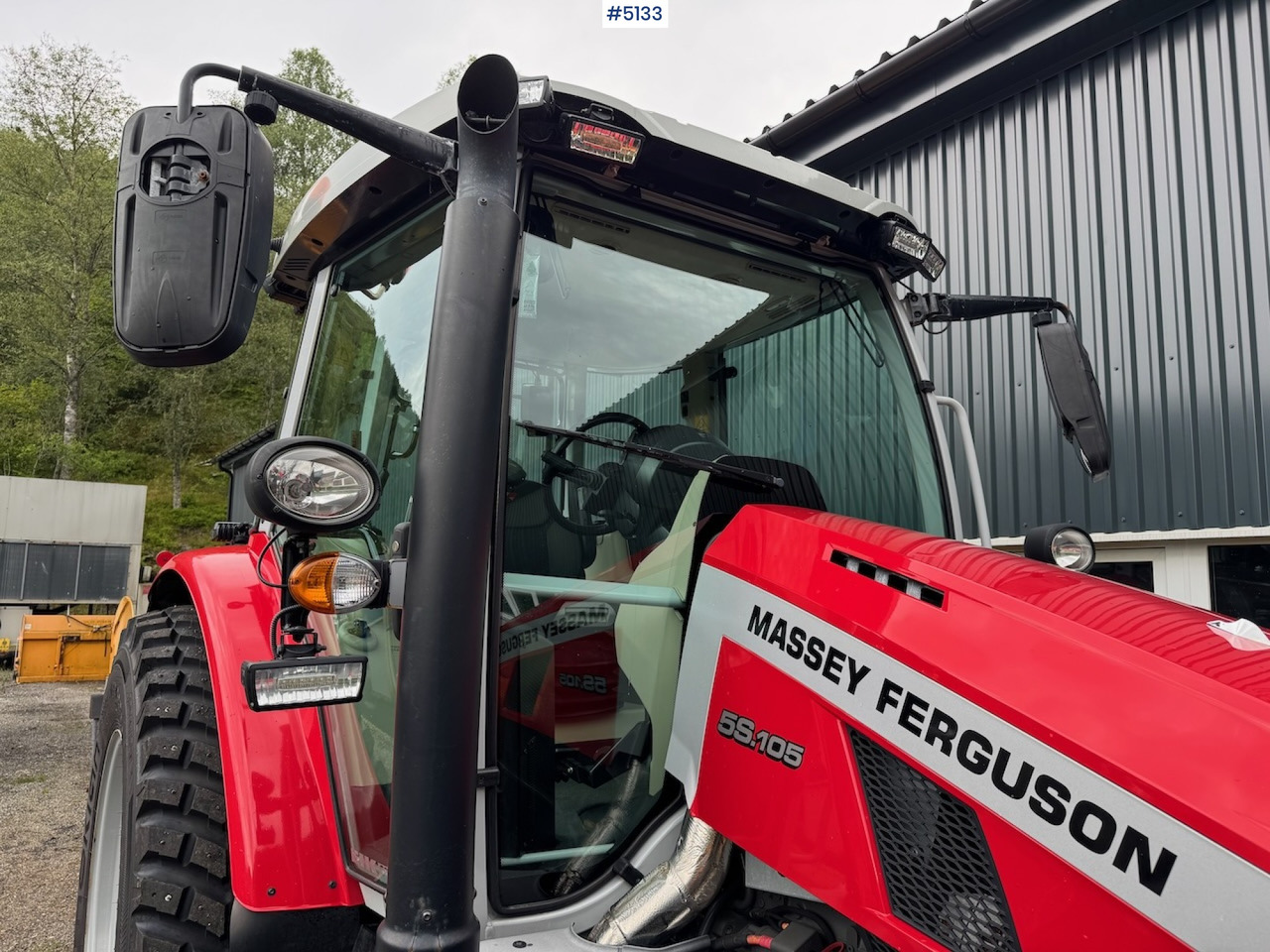 2022 Massey Ferguson 5S.105 w/front hydraulics and plowing rig - Traktor: slika 2 2022 Massey Ferguson 5S.105 w/front hydraulics and plowing rig - Traktor: slika 2