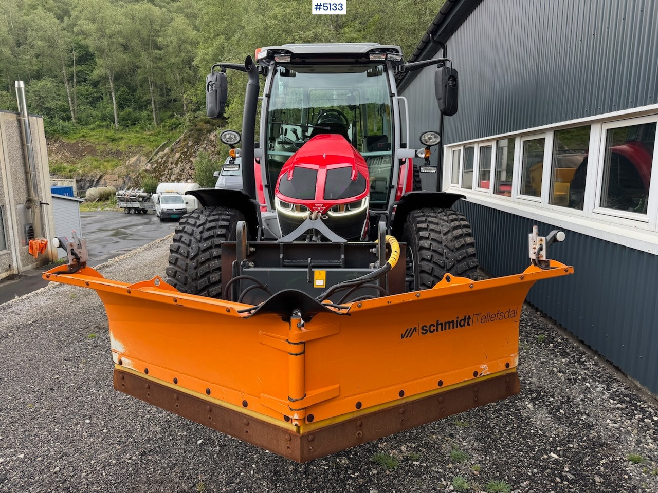 2022 Massey Ferguson 5S.105 w/front hydraulics and plowing rig - Traktor: slika 3 2022 Massey Ferguson 5S.105 w/front hydraulics and plowing rig - Traktor: slika 3