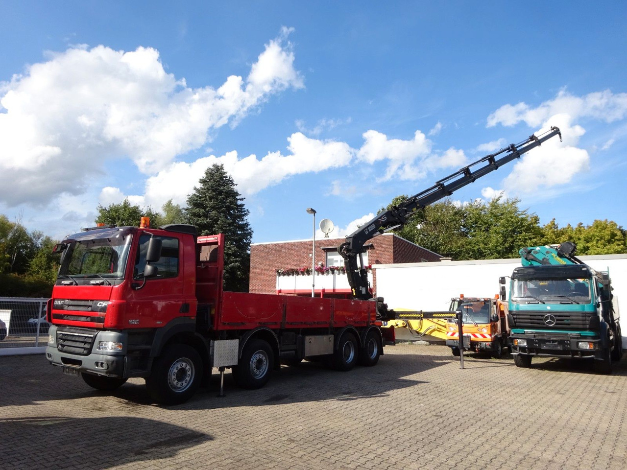 DAF 85.410 Pritsche + HIAB 322E6 Kran 8x4 - Tovornjak z dvigalom: slika 1 DAF 85.410 Pritsche + HIAB 322E6 Kran 8x4 - Tovornjak z dvigalom: slika 1