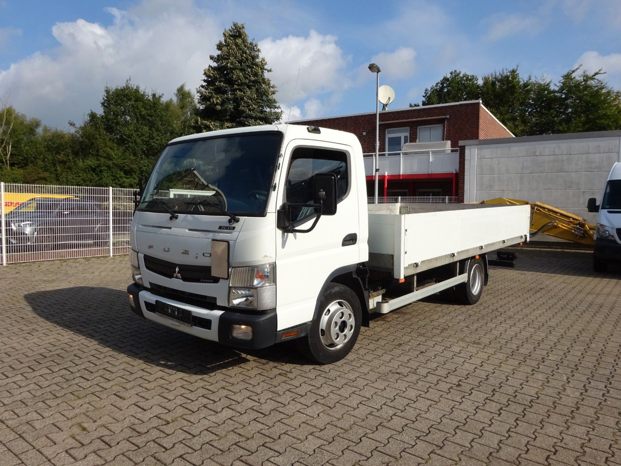 FUSO CANTER 7C15 Pritsche 4x2 - Dostavno vozilo s kesonom: slika 3 FUSO CANTER 7C15 Pritsche 4x2 - Dostavno vozilo s kesonom: slika 3