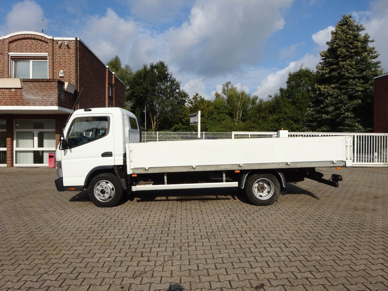 FUSO CANTER 7C15 Pritsche 4x2 - Dostavno vozilo s kesonom: slika 2 FUSO CANTER 7C15 Pritsche 4x2 - Dostavno vozilo s kesonom: slika 2