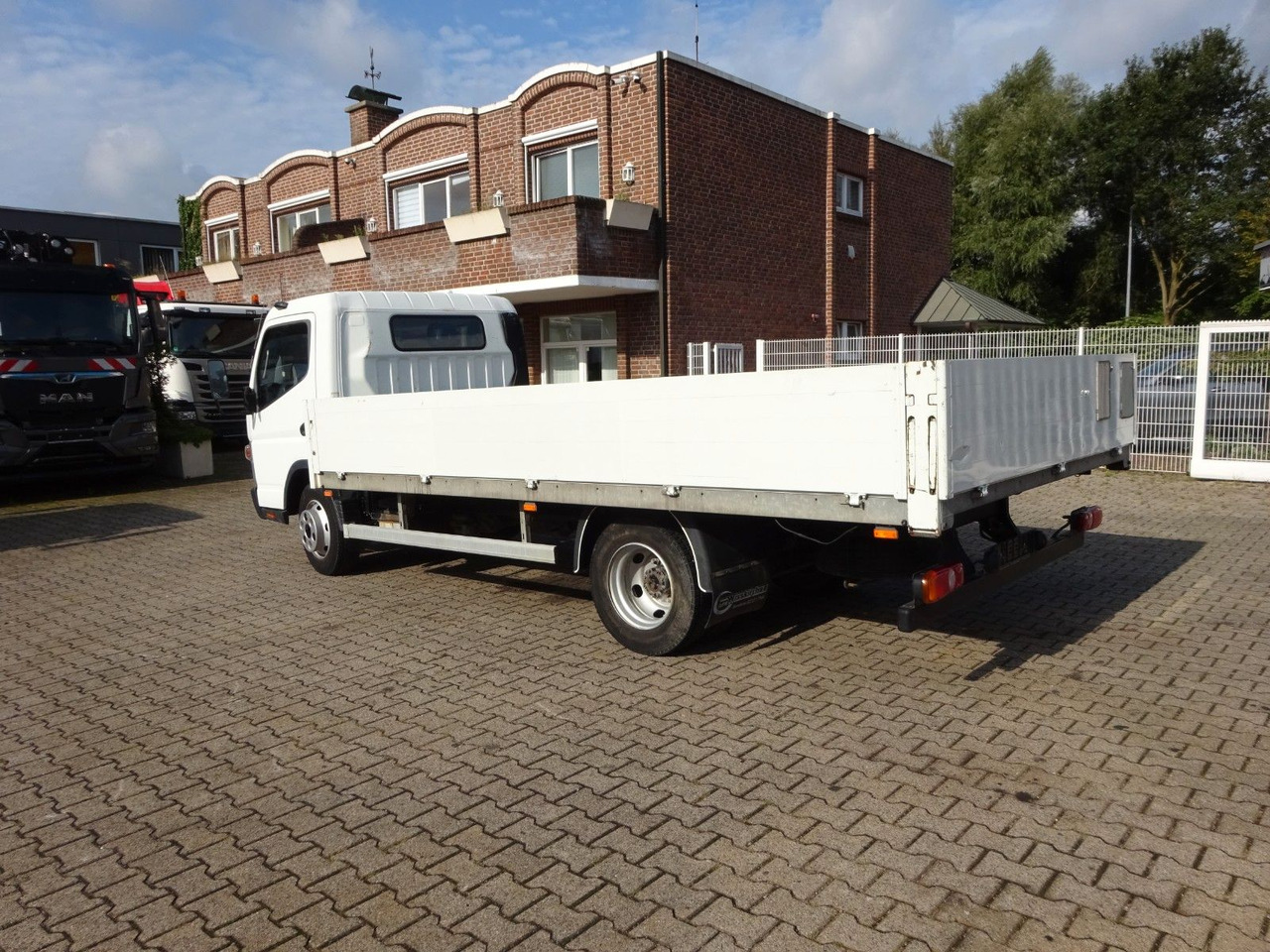 FUSO CANTER 7C15 Pritsche 4x2 - Dostavno vozilo s kesonom: slika 5 FUSO CANTER 7C15 Pritsche 4x2 - Dostavno vozilo s kesonom: slika 5