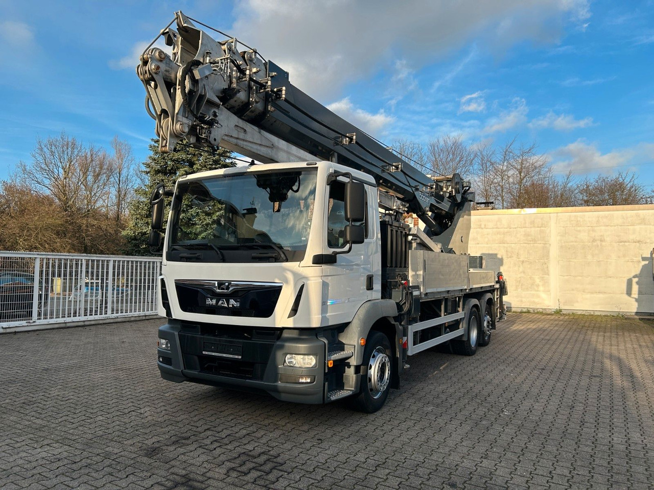MAN 26.320+Böcker Dachdeckerkran AK46/6000+Seilwinde - Tovornjak z dvigalom: slika 1 MAN 26.320+Böcker Dachdeckerkran AK46/6000+Seilwinde - Tovornjak z dvigalom: slika 1