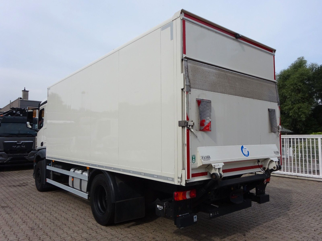 Mercedes-Benz 1842 Antos Koffer + BÄR Ladebordwand 4x2 - Tovornjak zabojnik: slika 4 Mercedes-Benz 1842 Antos Koffer + BÄR Ladebordwand 4x2 - Tovornjak zabojnik: slika 4