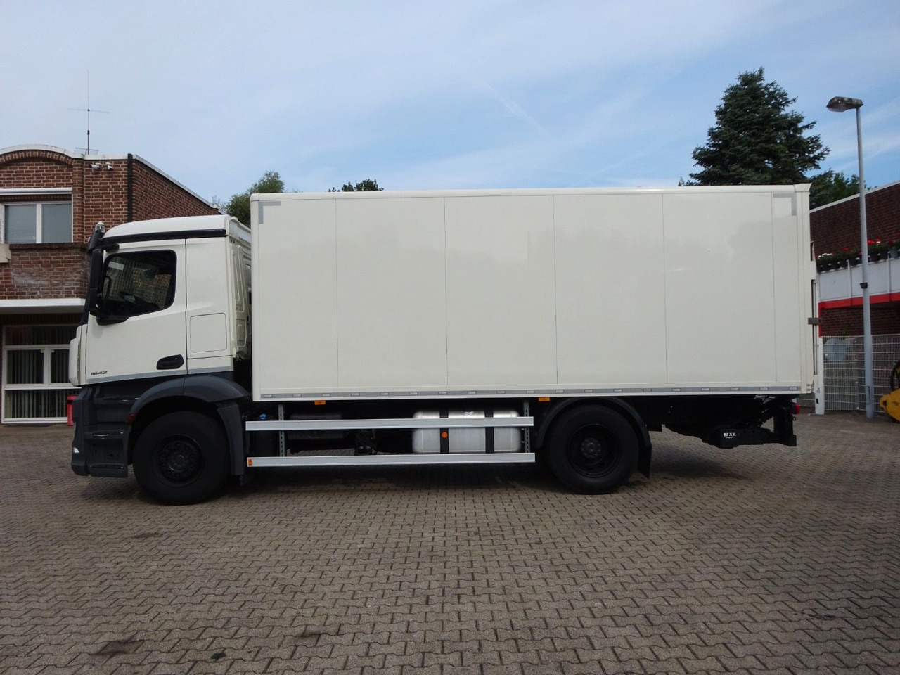 Mercedes-Benz 1842 Antos Koffer + BÄR Ladebordwand 4x2 - Tovornjak zabojnik: slika 1 Mercedes-Benz 1842 Antos Koffer + BÄR Ladebordwand 4x2 - Tovornjak zabojnik: slika 1
