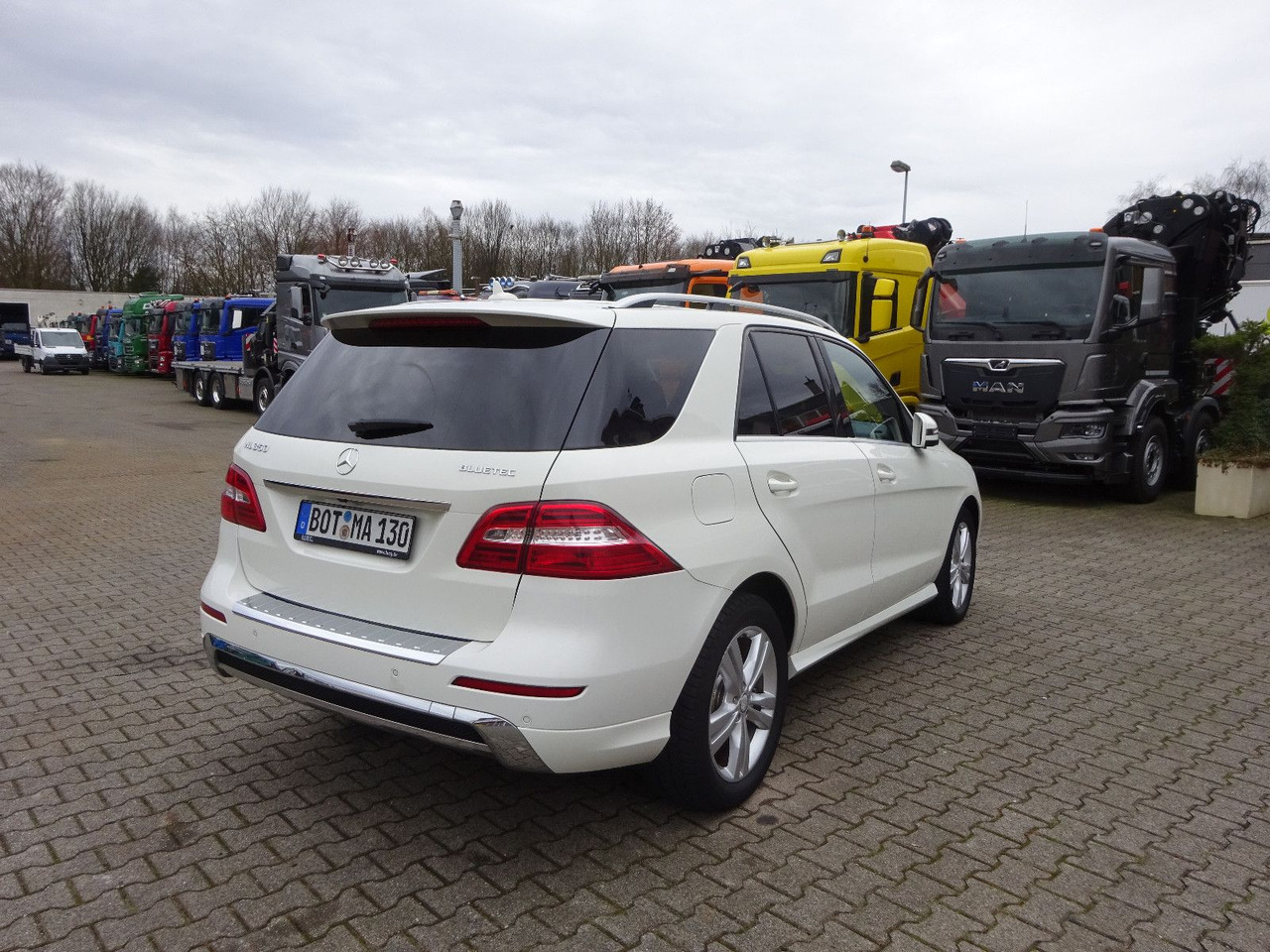 Mercedes-Benz ML 350 CDI BlueTec Mercedes-Benz ML 350 CDI BlueTec. AMG Paket - SUV: slika 5 Mercedes-Benz ML 350 CDI BlueTec Mercedes-Benz ML 350 CDI BlueTec. AMG Paket - SUV: slika 5