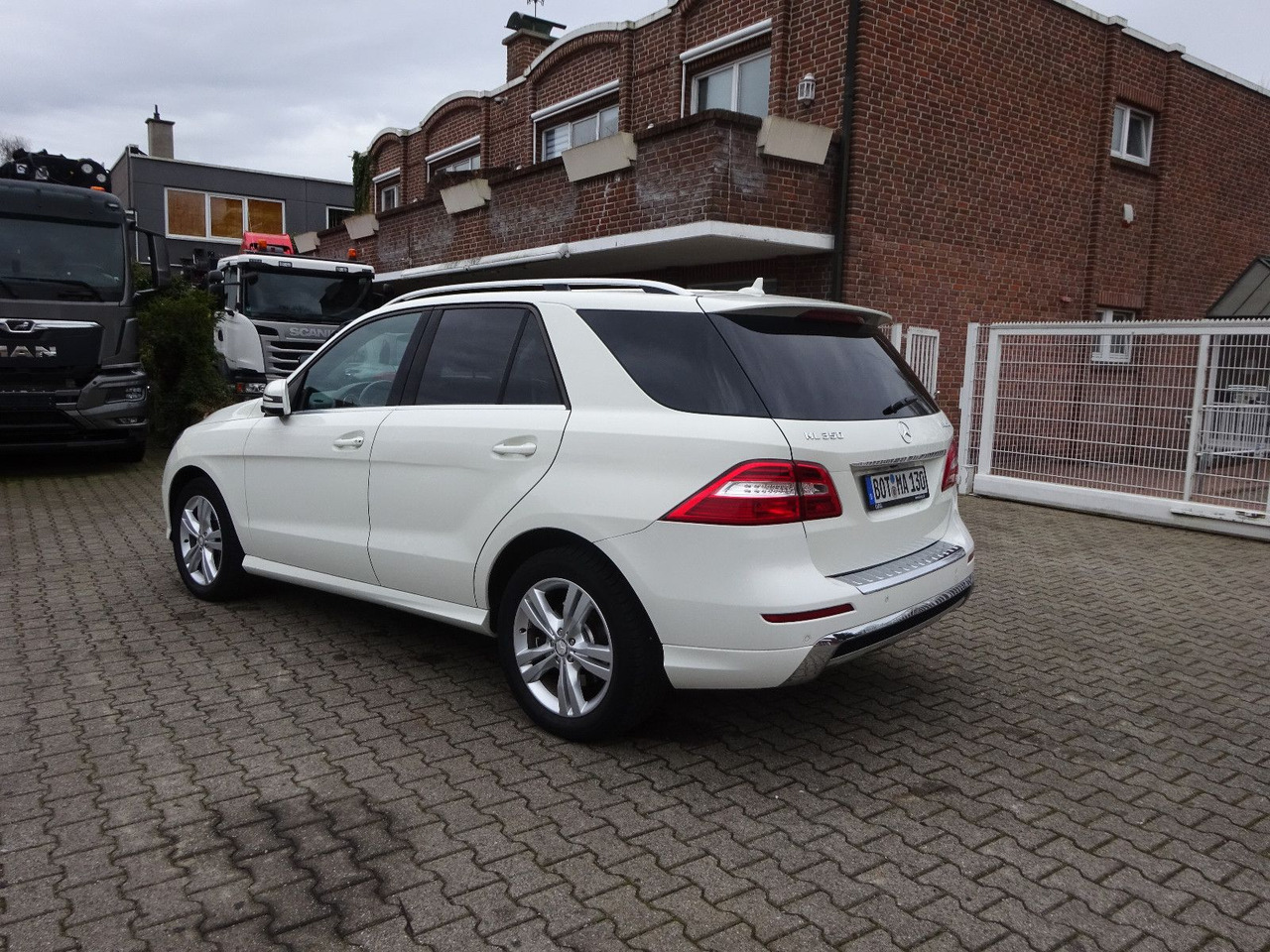 Mercedes-Benz ML 350 CDI BlueTec Mercedes-Benz ML 350 CDI BlueTec. AMG Paket - SUV: slika 4 Mercedes-Benz ML 350 CDI BlueTec Mercedes-Benz ML 350 CDI BlueTec. AMG Paket - SUV: slika 4