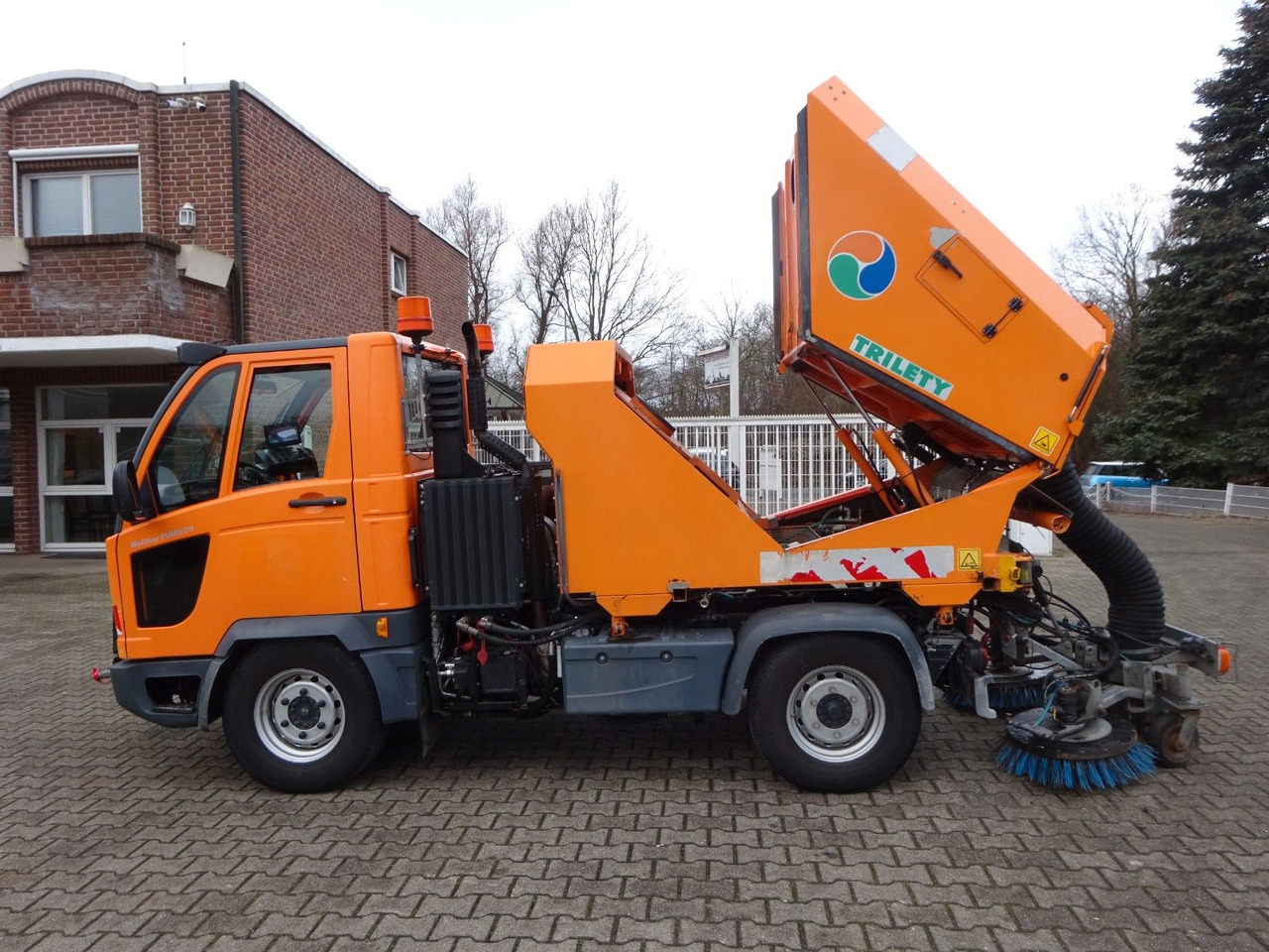 Multicar M30 HAKO FUMO Kehrmaschine + Schneeplatte 4x4 - Dostavno vozilo prekucnik: slika 1 Multicar M30 HAKO FUMO Kehrmaschine + Schneeplatte 4x4 - Dostavno vozilo prekucnik: slika 1