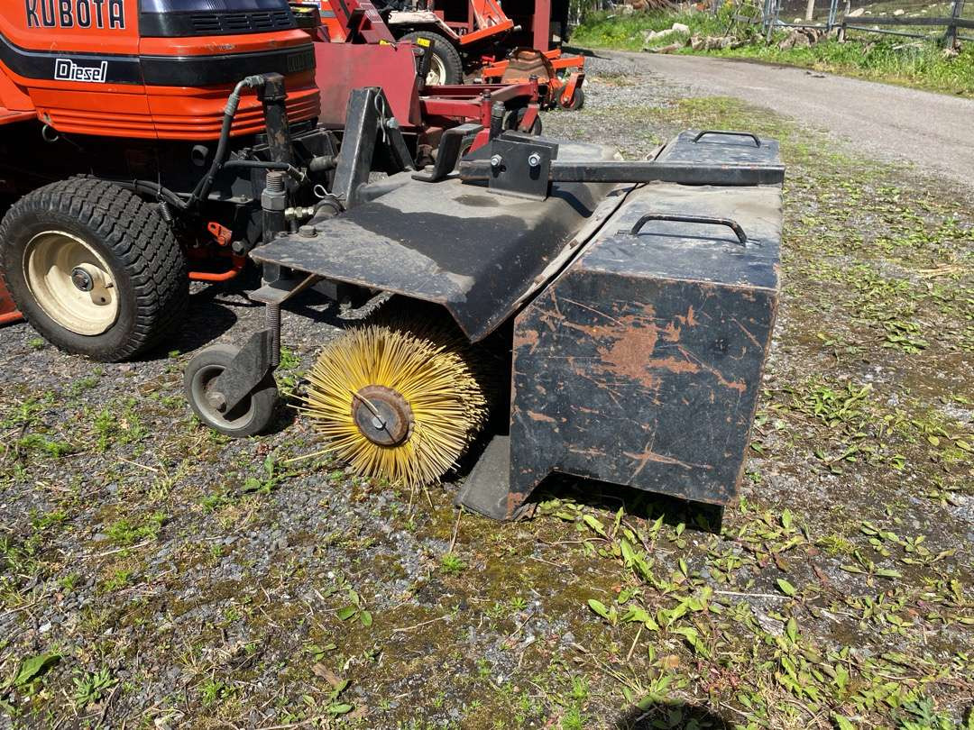 2000 Kubota G1700//Sitteklipper med feier og oppsamler - Vrtna kosilnica: slika 5 2000 Kubota G1700//Sitteklipper med feier og oppsamler - Vrtna kosilnica: slika 5