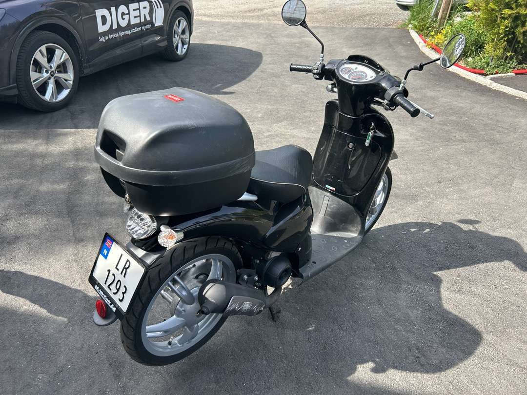 2011 Moped APRILIA APRILIA SCARABEO50 2T NERO APR - Prikolica za prevoz motorjev: slika 3 2011 Moped APRILIA APRILIA SCARABEO50 2T NERO APR - Prikolica za prevoz motorjev: slika 3