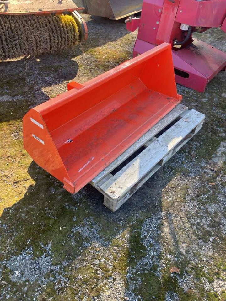 Kubota B1625 skuffe - Priključek: slika 1 Kubota B1625 skuffe - Priključek: slika 1