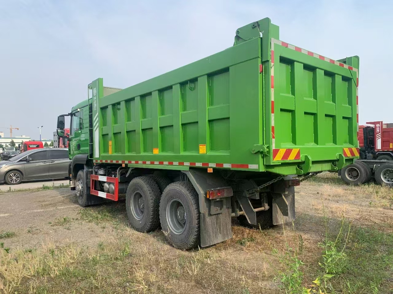 Tovornjak prekucnik za transport cementa Sinotruck: slika 6