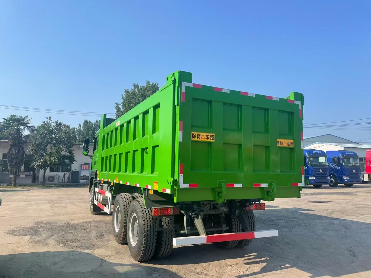 Tovornjak prekucnik za transport cementa Sinotruck: slika 8