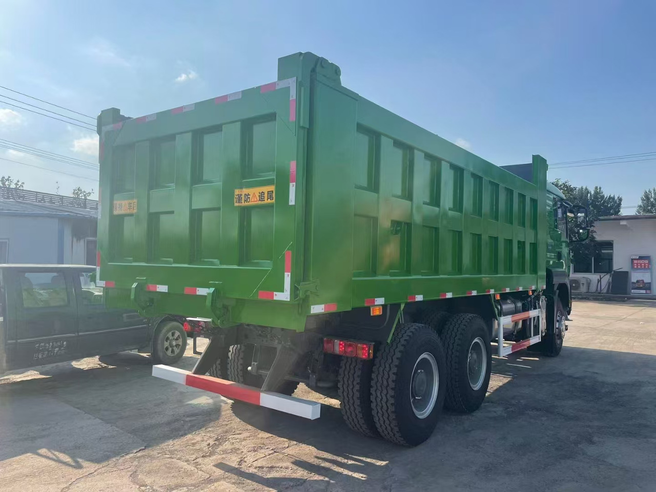 Tovornjak prekucnik za transport cementa Sinotruck: slika 7