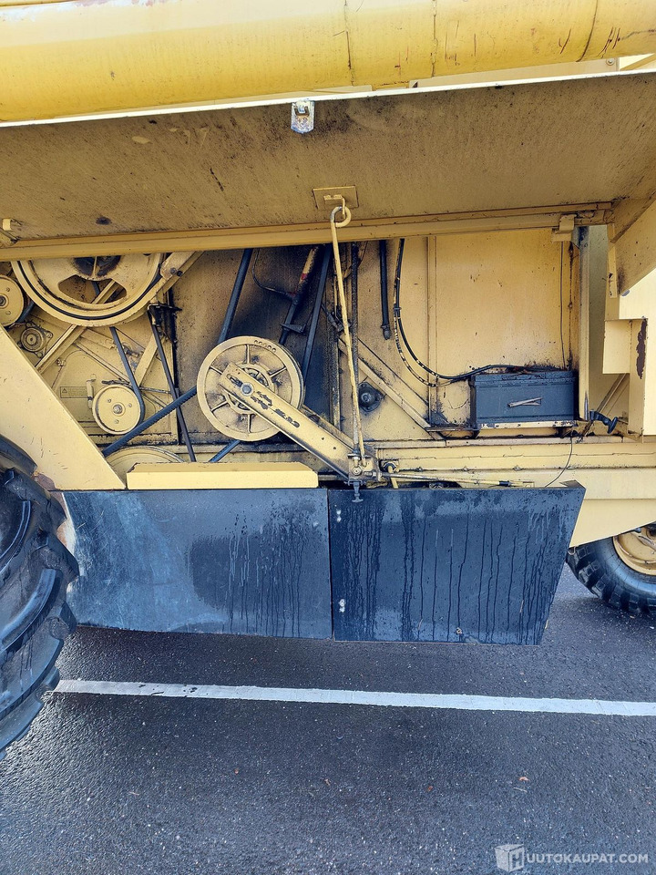 New Holland 8030, 1981 1910h, MTK25, Porvoo - Kombajn harvester: slika 3 New Holland 8030, 1981 1910h, MTK25, Porvoo - Kombajn harvester: slika 3