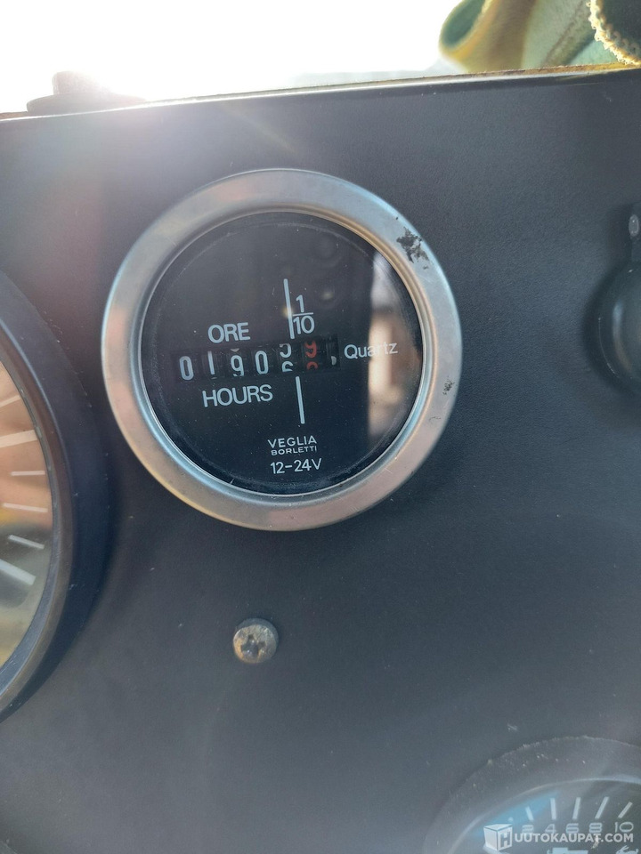 New Holland 8030, 1981 1910h, MTK25, Porvoo lizing New Holland 8030, 1981 1910h, MTK25, Porvoo: slika 11 New Holland 8030, 1981 1910h, MTK25, Porvoo lizing New Holland 8030, 1981 1910h, MTK25, Porvoo: slika 11