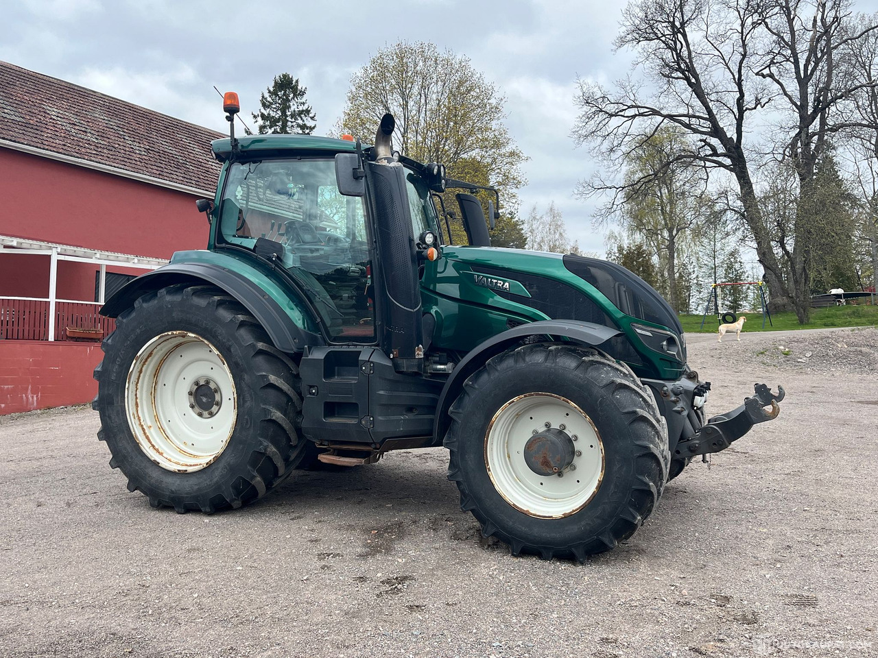 Valtra T234 Versu, traktori etunostolaitteella ja taakseajolaitteilla, 2015, Vantaa - Traktor: slika 4 Valtra T234 Versu, traktori etunostolaitteella ja taakseajolaitteilla, 2015, Vantaa - Traktor: slika 4