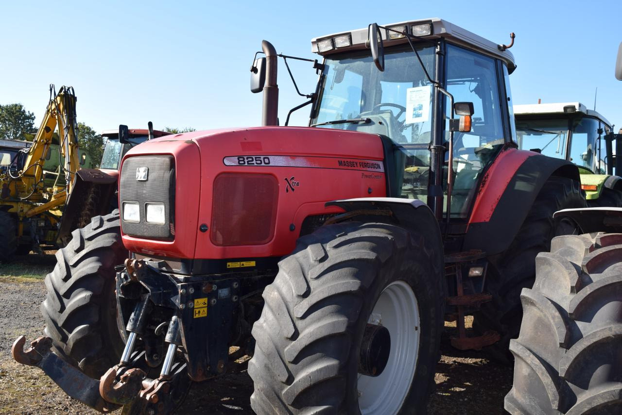 Massey Ferguson MF 8250 - Traktor: slika 1 Massey Ferguson MF 8250 - Traktor: slika 1