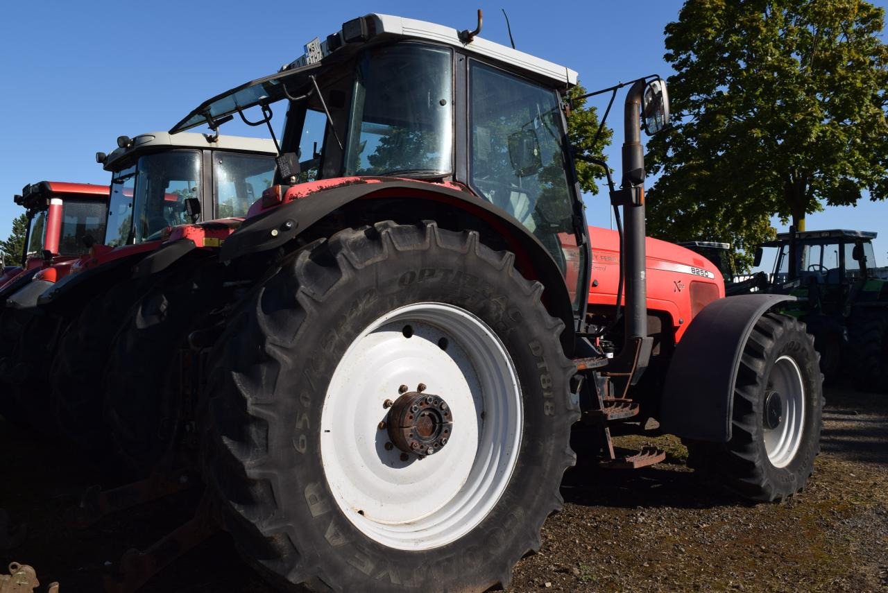 Massey Ferguson MF 8250 - Traktor: slika 3 Massey Ferguson MF 8250 - Traktor: slika 3