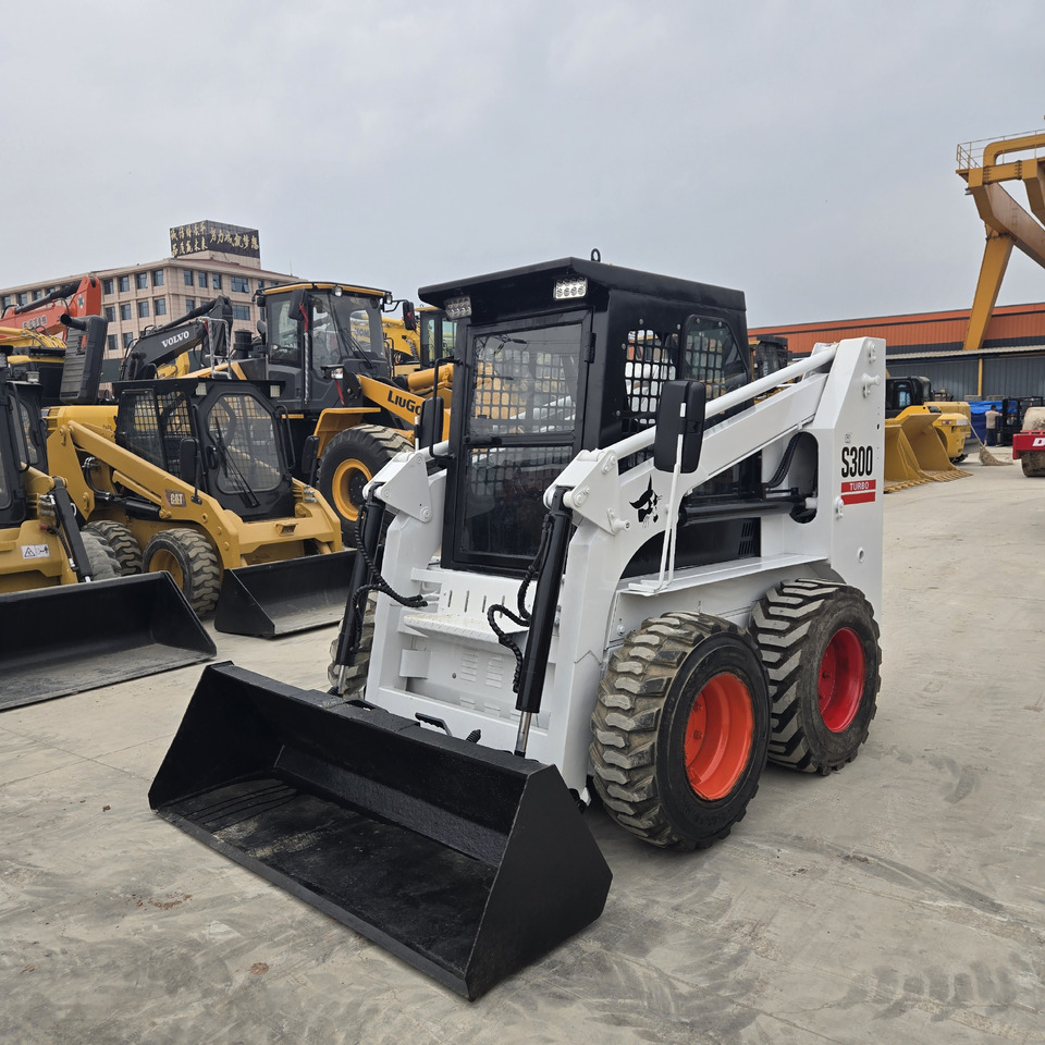 BOBCAT S300 - Mini nakladalec: slika 3 BOBCAT S300 - Mini nakladalec: slika 3