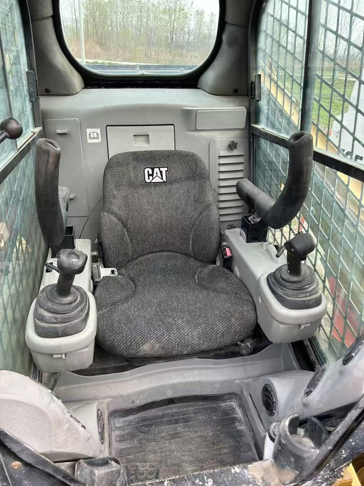 Mini nakladalec CATERPILLAR 246C: slika 6