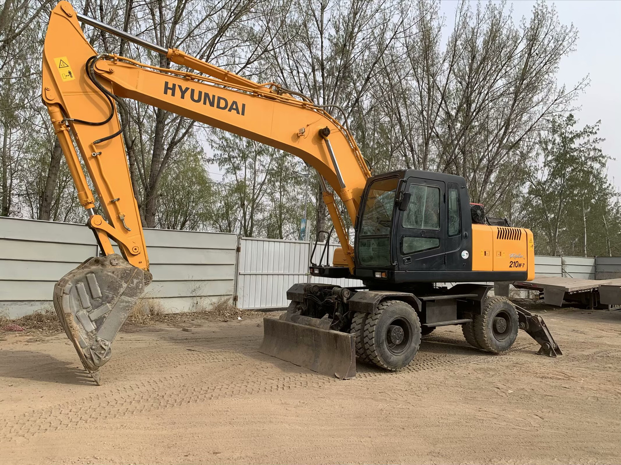 Hyundai R210W-7 - Bager na kolesih: slika 4 Hyundai R210W-7 - Bager na kolesih: slika 4