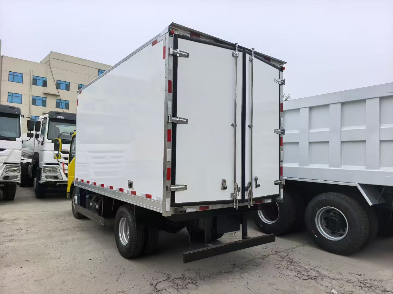 - Tovornjak hladilnik: slika 2 - Tovornjak hladilnik: slika 2