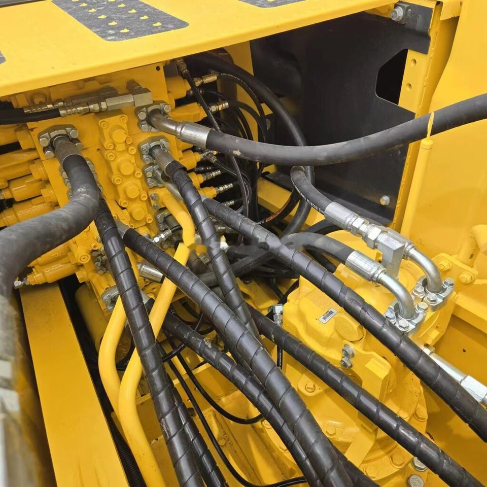 Bager goseničar Komatsu PC200-8: slika 11
