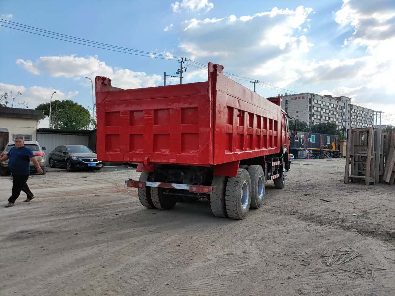 SINOTRUK HOWO 6x4 - Tovornjak prekucnik: slika 4 SINOTRUK HOWO 6x4 - Tovornjak prekucnik: slika 4